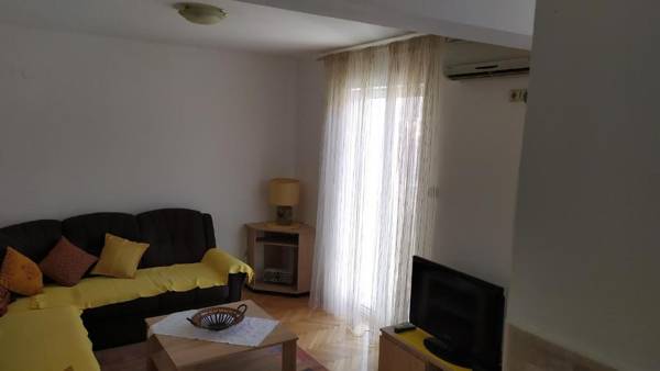 FLAT FOR RENT MARINOVIC