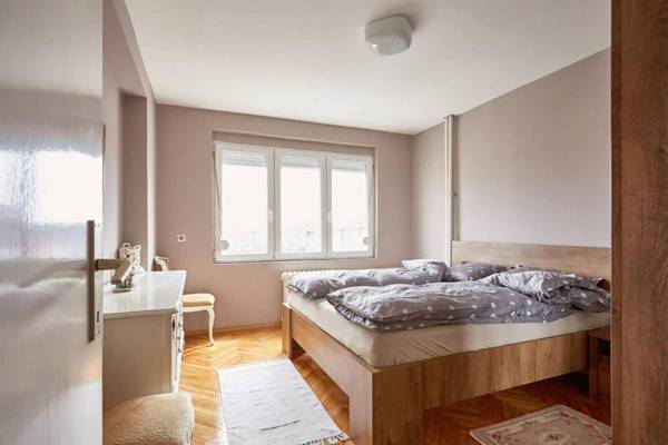 Spacious modern apartment in peaceful neighborhood