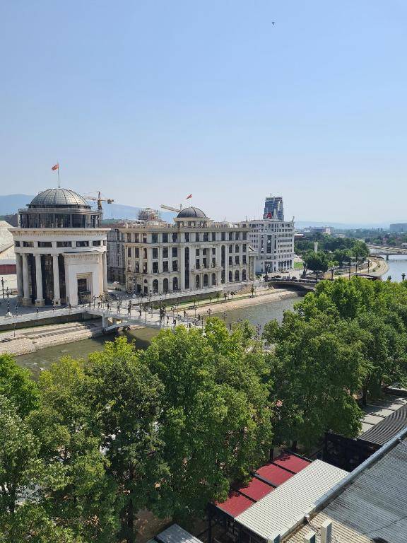 Modern & Cozy Main Square Apartment in the City Shopping Center - FREE PARKING SLOT with parking security