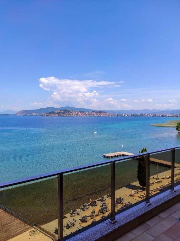 Million dollar lake view!