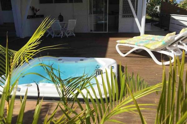 Maison d'une chambre avec jacuzzi jardin clos et wifi a Les Trois Ilets
