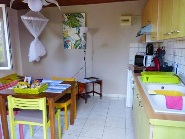 Maison d'une chambre avec piscine partagee jardin clos et wifi a Sainte Anne a 4 km de la plage