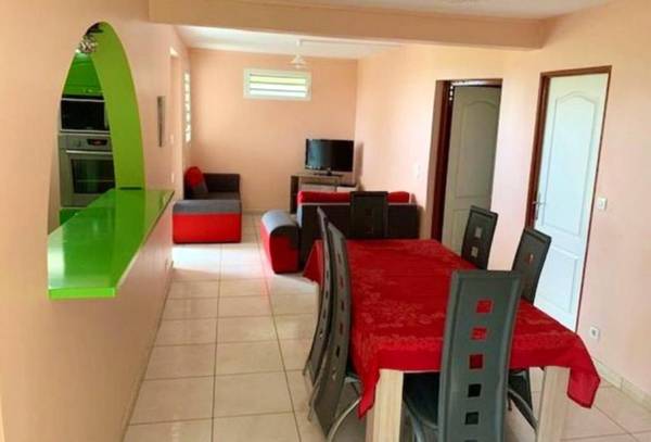 Appartement de 2 chambres avec jardin clos et wifi a Ducos