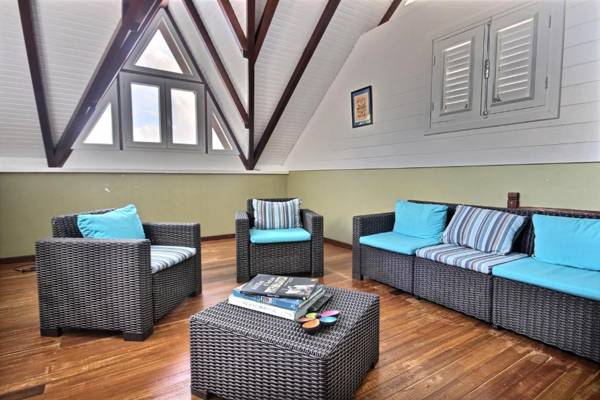 Villa Palmier rouge : 3 ch piscine à débordement vue mer et végétation