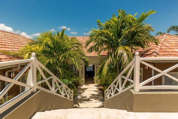 Hameau Cerisier piscine et vue mer