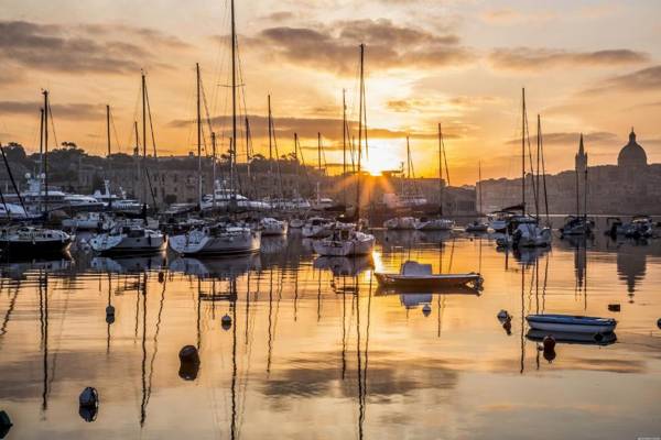 Modern Apartment just off the Promenade