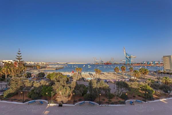 Gem Beachfront Apt with Amazing Bay and Sea Views