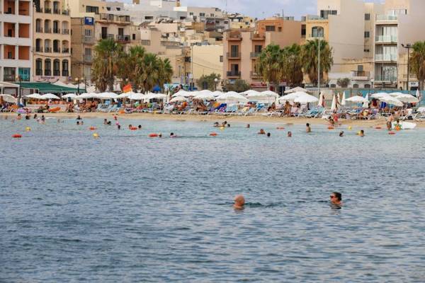 Gem Beachfront Apt with Amazing Bay and Sea Views