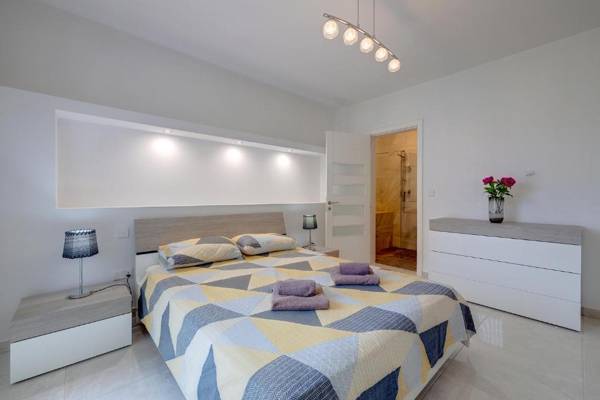 Spacious Apartment steps to the Promenade