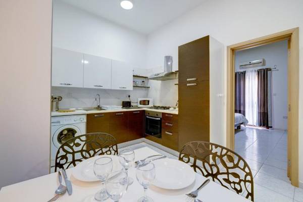 Cosy Apartment steps from the Promenade