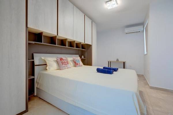 Deluxe Apartment steps to St George's Bay
