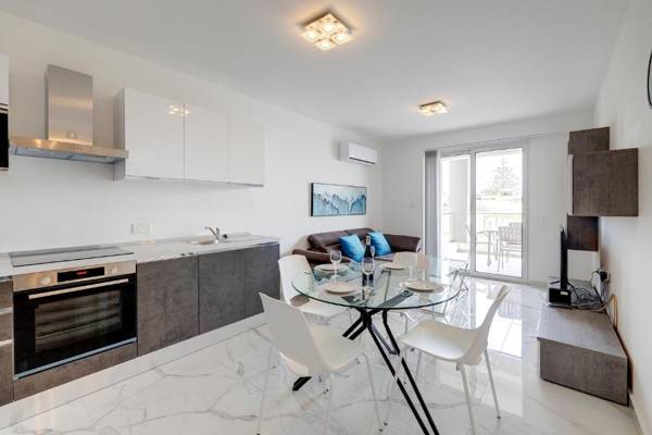 Splendid 2BR Apartment steps to St Georges Bay