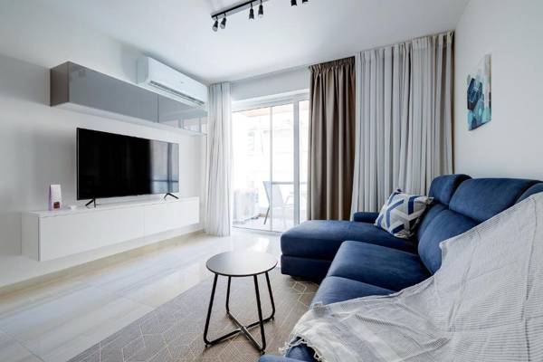 Chic 2BR Apartment Ideal Location