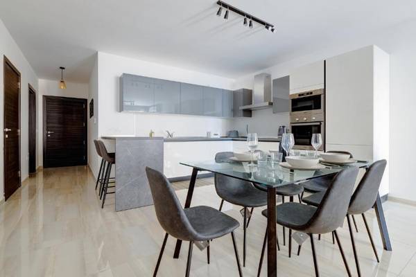 Chic 2BR Apartment Ideal Location