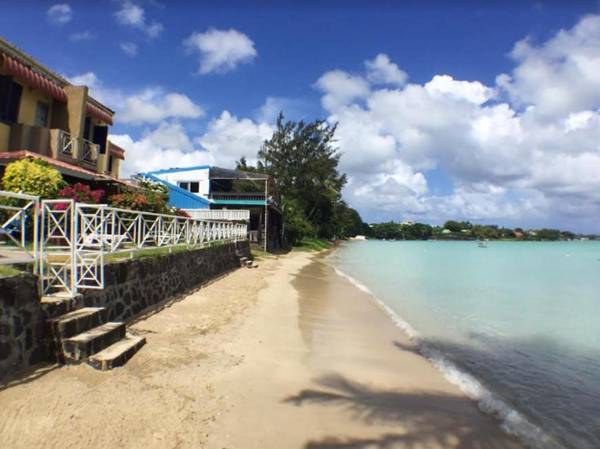 2 bedrooms appartement at Grand Baie 350 m away from the beach with sea view enclosed garden and wifi