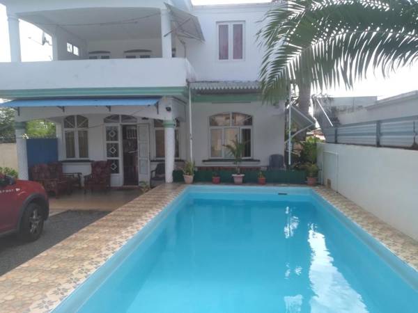 House/ Private Pool wifi jacuzzi/spa security alarm canal+ near sea