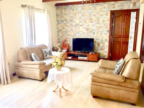 4 bedrooms house at Flic en Flac 100 m away from the beach with shared pool furnished garden and wifi