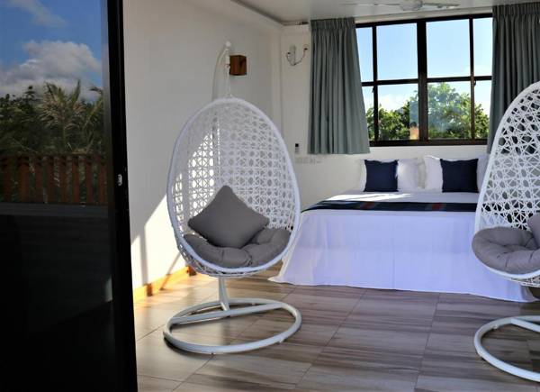 Room in BB - Master Suite Family Room with views to the lagoon and Indian Ocean