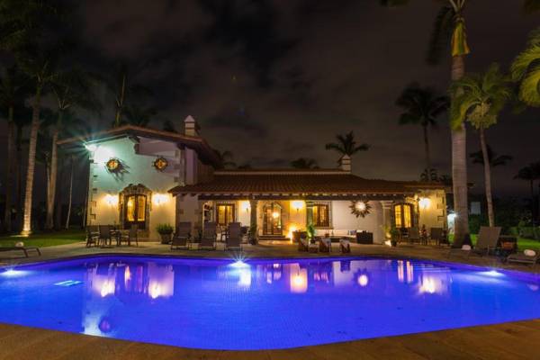 Majestic waterfront home for large families 7BR! private pool