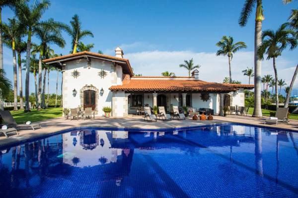 Splendid 5BR waterfront home for the getaway of your dreams! Private pool