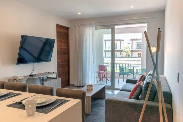 G104N TIFFANY Luxury 2 bdr condo WALKING TO THE BEACH