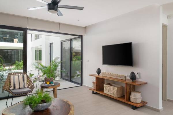 Beautifully Minimalistic Studio Wrapped in Nature by Moskito