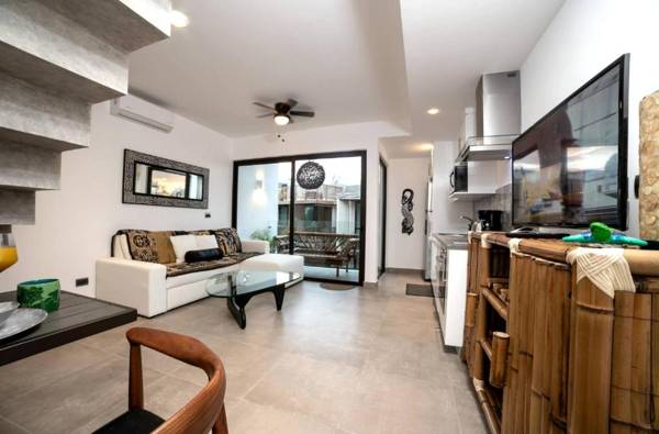 Beautiful Penthouse for 2 with Private Patio 2 Bikes included and Pool!