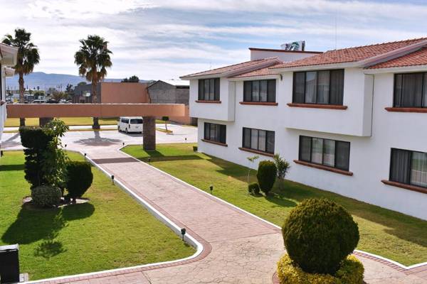 La Posada Hotel y Suites