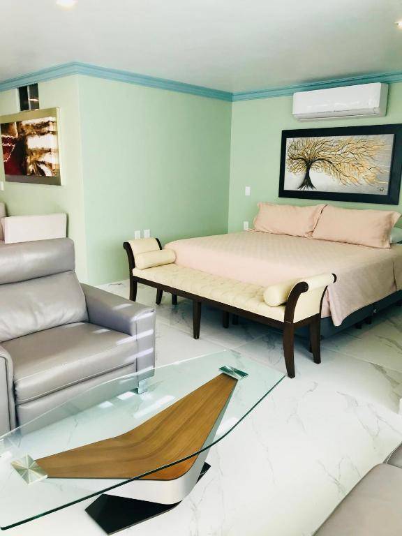 Room in Guest room - Beautiful suite with a full kitchen with amazing views of the beach and forest