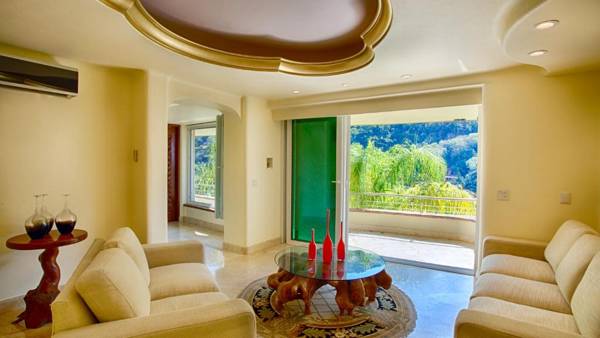Room in Villa - Luxury Suite with Garden and Ocean view