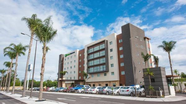 Holiday Inn Express and Suites Celaya an IHG Hotel