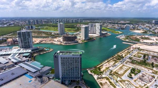 Ocean view condo-beach rooftop pool & jacuzzi!
