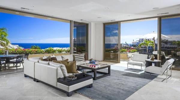 Contemporary Hilltop Villa Close to Downtown with Panoramic Ocean Views