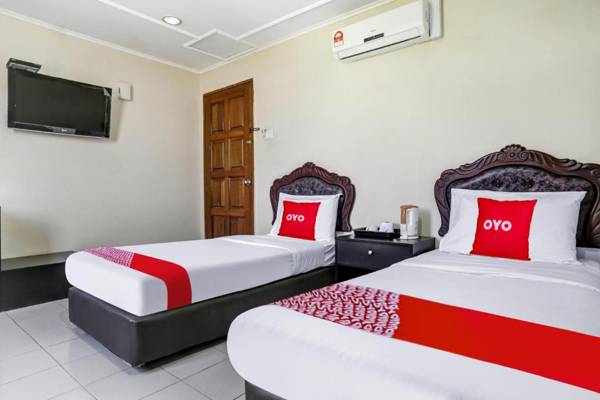 OYO 90376 Centre Point Hotel