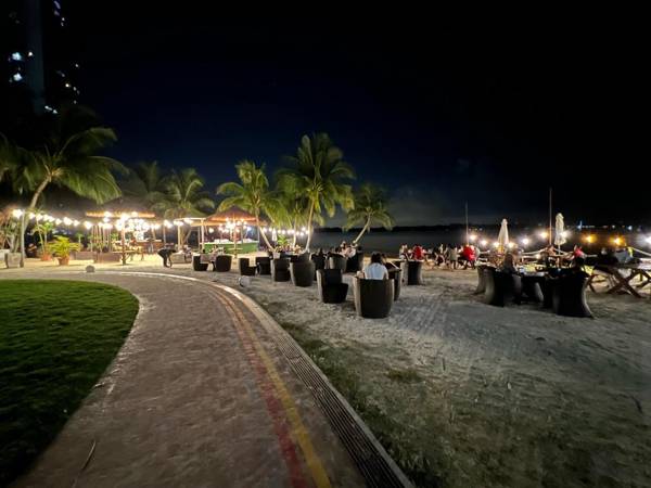 Astonishing "270" Unblock Sea view Danga Bay