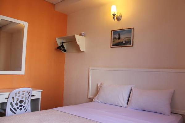 Victoria Hotel And Hostel