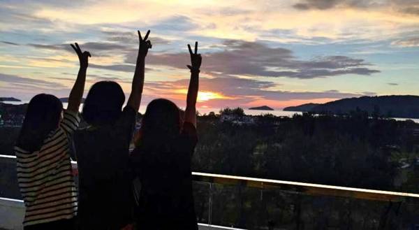 Sunset Seaview Vacation Condos @ IMAGO Shopping Mall