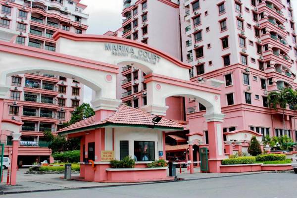 HOMESTAY MARINA COURT (POOL VIEW)