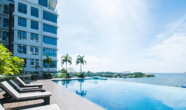 WATERFRONT CONDO WITH INFINITY POOL. 亚庇海滨公寓无边海景泳池