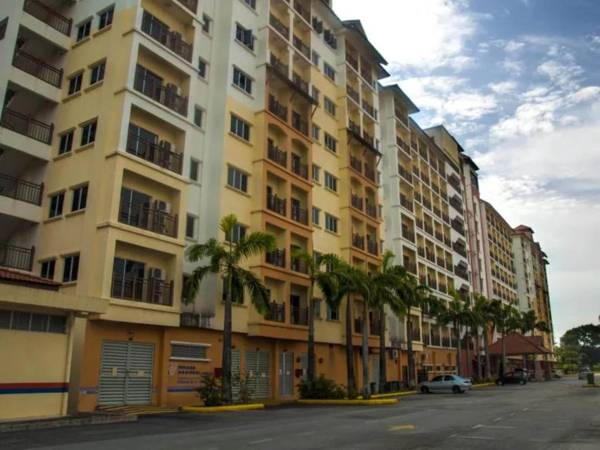 OYO HOME 90301 Suria Service Apartments Bukit Merak Laketown Resort