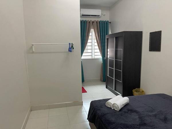 SHAH HomeStay Gong Badak(4 Bilik)