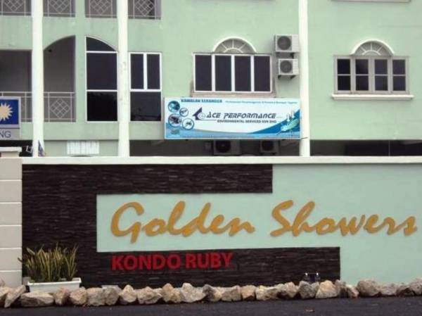 FOUR Rooms Golden Shower Apartment