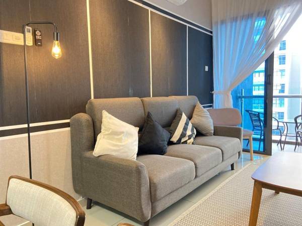 Atlantis -B13-6pax/5 mintoTown Jonker St/Pool View