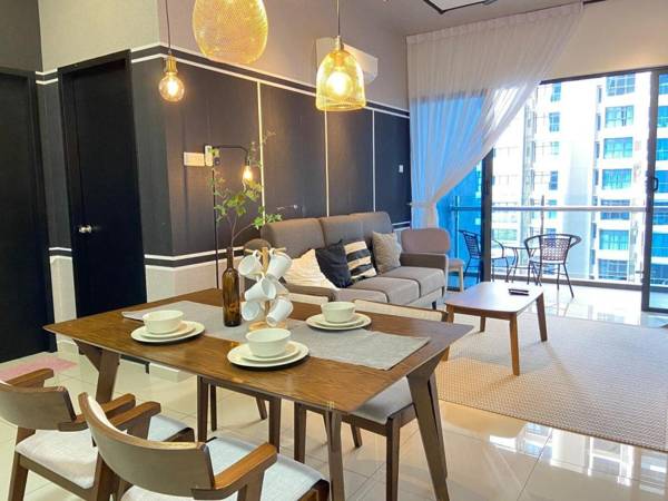 Atlantis -B13-6pax/5 mintoTown Jonker St/Pool View