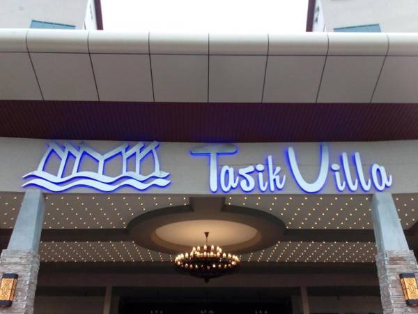 Tasik Villa International Resort