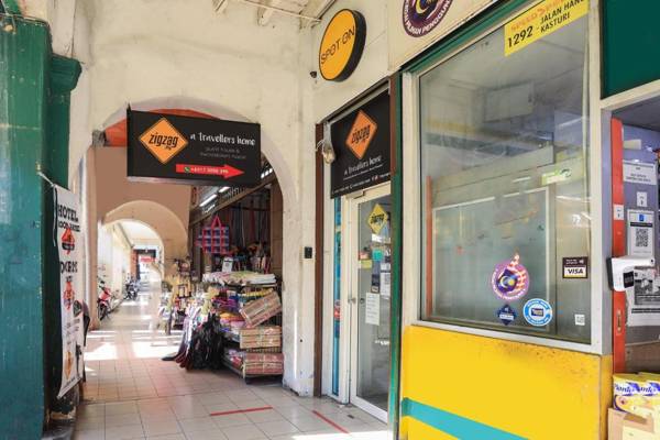 SPOT ON 90236 Zigzag Travellers Home