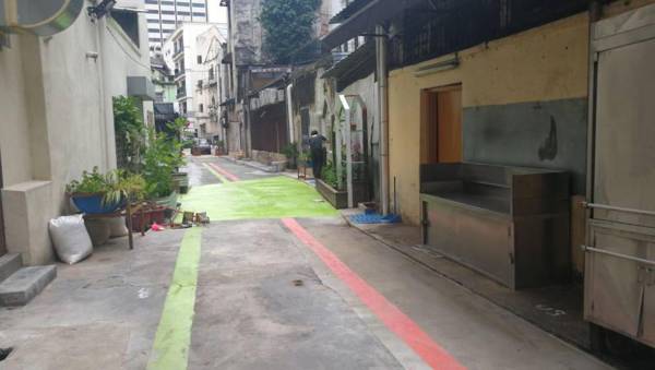 Leo Backpackers @ Central Market