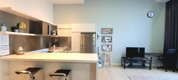 Minimalist Studio Suite M City