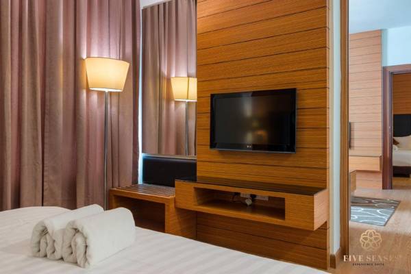 Queen Bed  Designer Suites by Five Senses KLCC