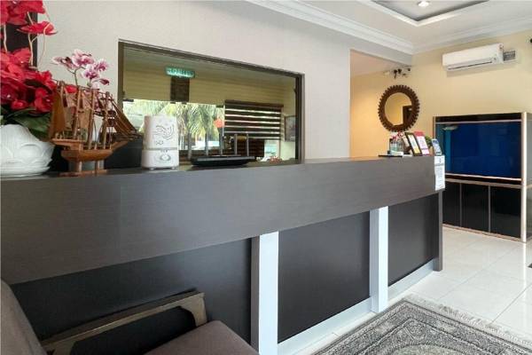 OYO 90369 Grand Safari Hotel